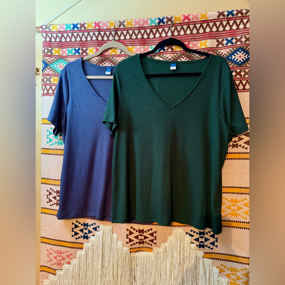 2 Women’s Luxe V-Neck Ribbed Slub-Knit T shirt